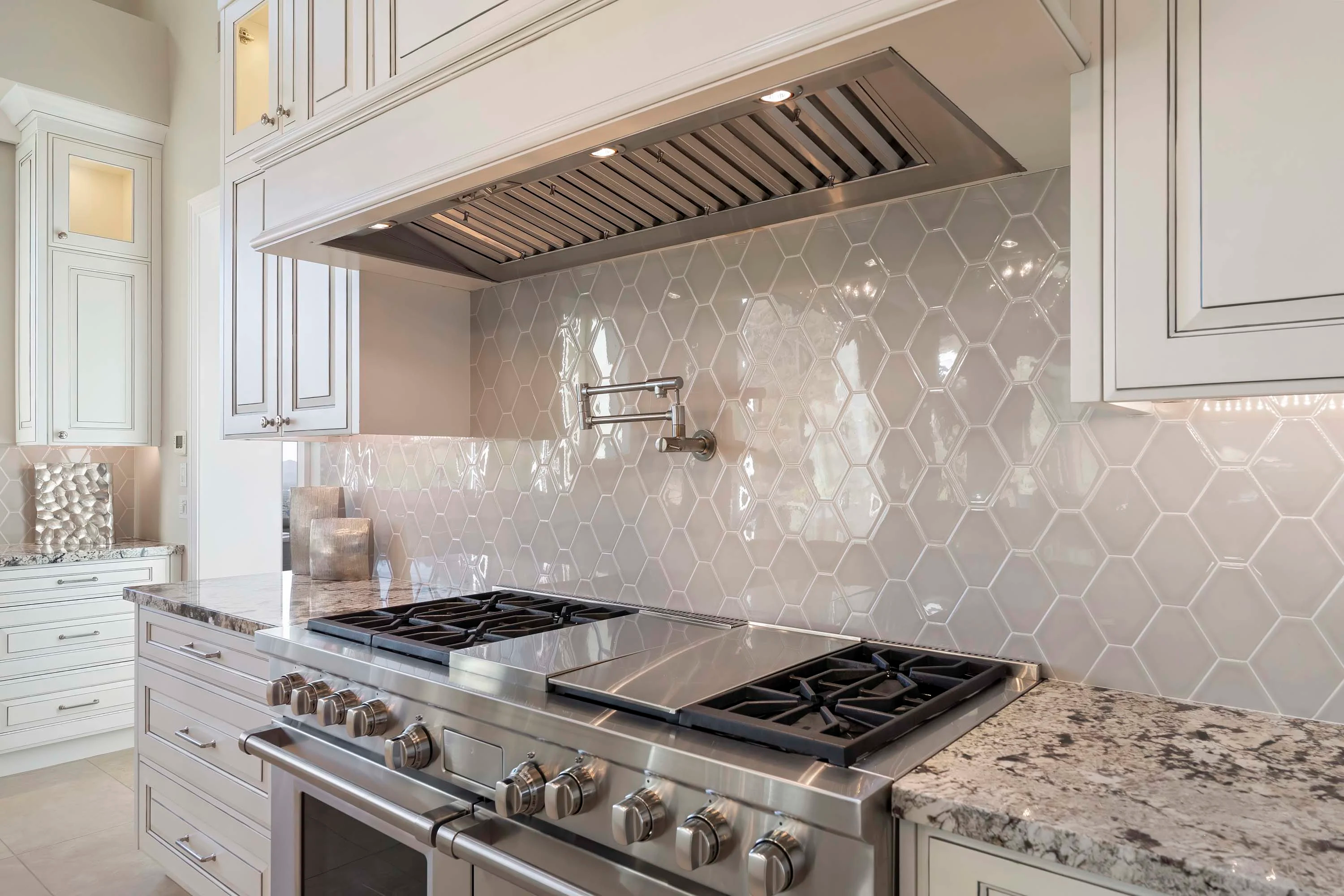 9820 East Thompson Peak Parkway, #629, Scottsdale, Arizona 85255 - 16_-_040-Kitchen_be66hd