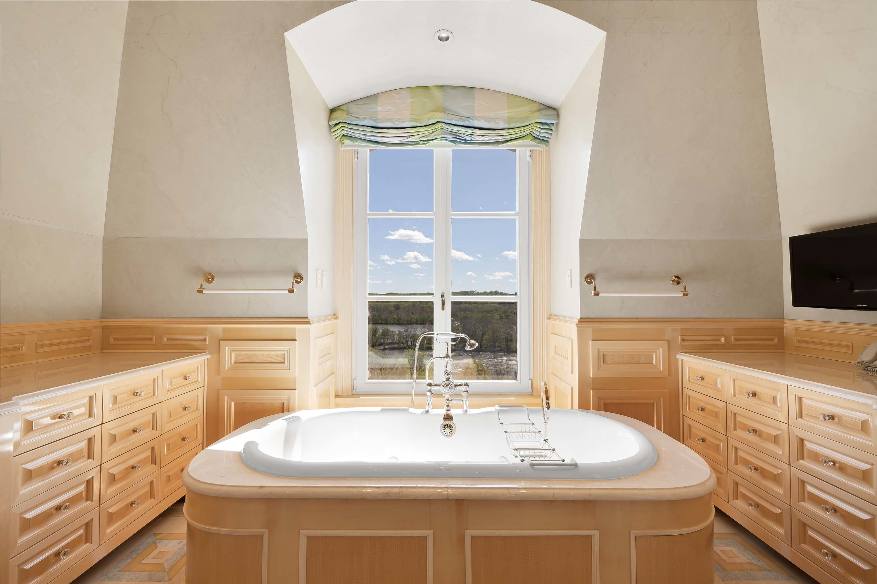 29 11900 River Rd, Potomac, MD 20854 - Luxury Real Estate - Concierge Auctions