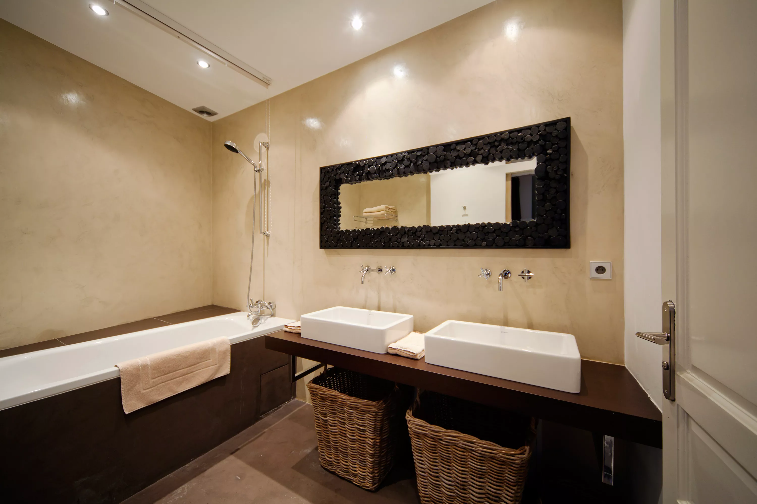 2-4 Rue de Pecheurs, La Ponche, Saint Tropez, 83990, France - villa-la-ponche-saint-tropez-france-luxury-real-estate-12_xcb6cd