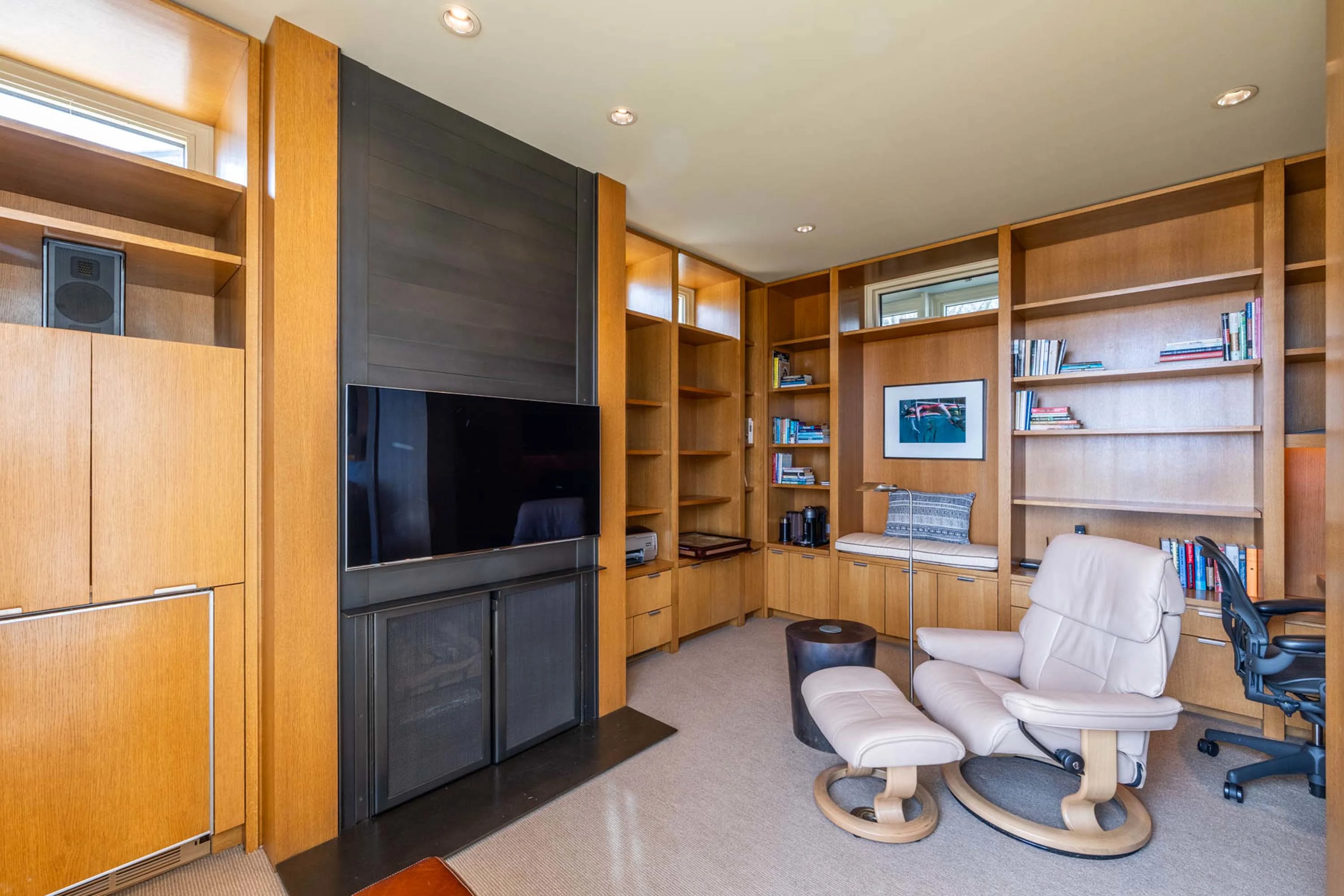 Chilmark House | 8 Snail Road, Chilmark, Martha's Vineyard, Massachusetts 02535 - 26_-_Primary_bedroom_office-den_rigl4r
