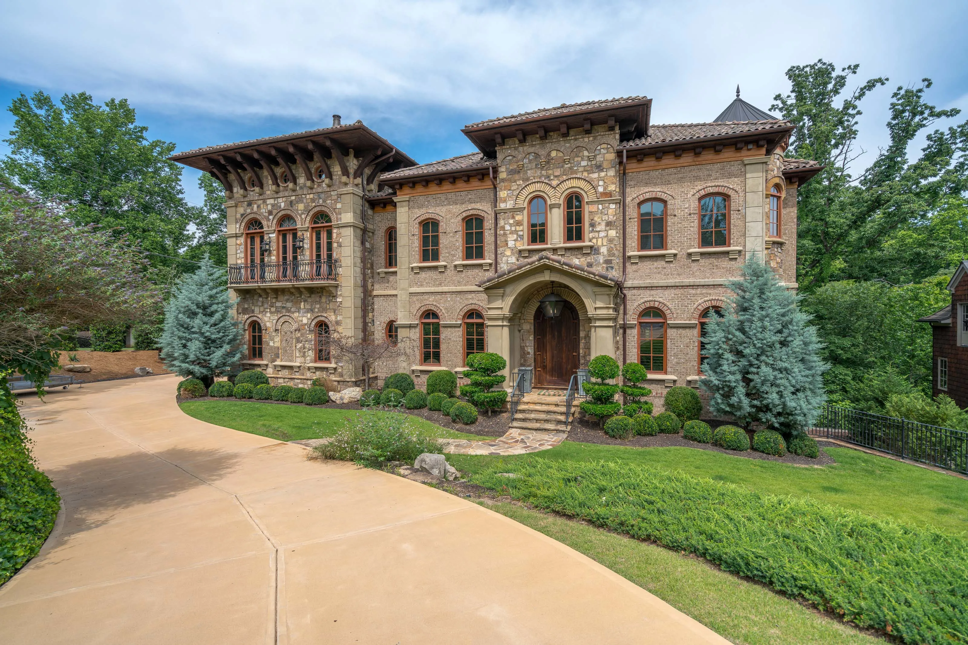 5635 Claire Rose Lane, Atlanta, Georgia 30327 - 5635-claire-rose-lane-atlanta-georgia01_dabyjf