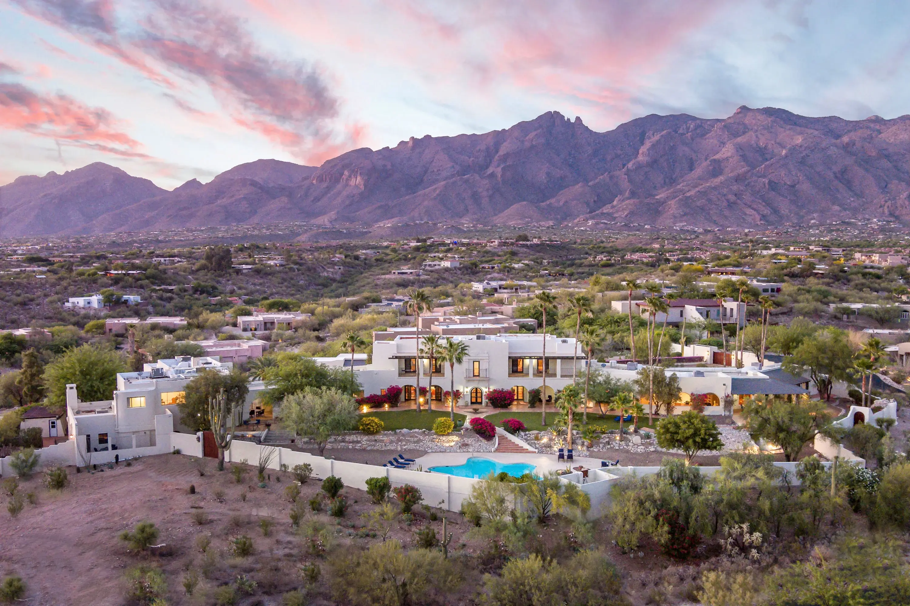 5201 North Hacienda Del Sol Road, Tucson, Arizona 85718 - Eleven_Arches_01_sbvi1t
