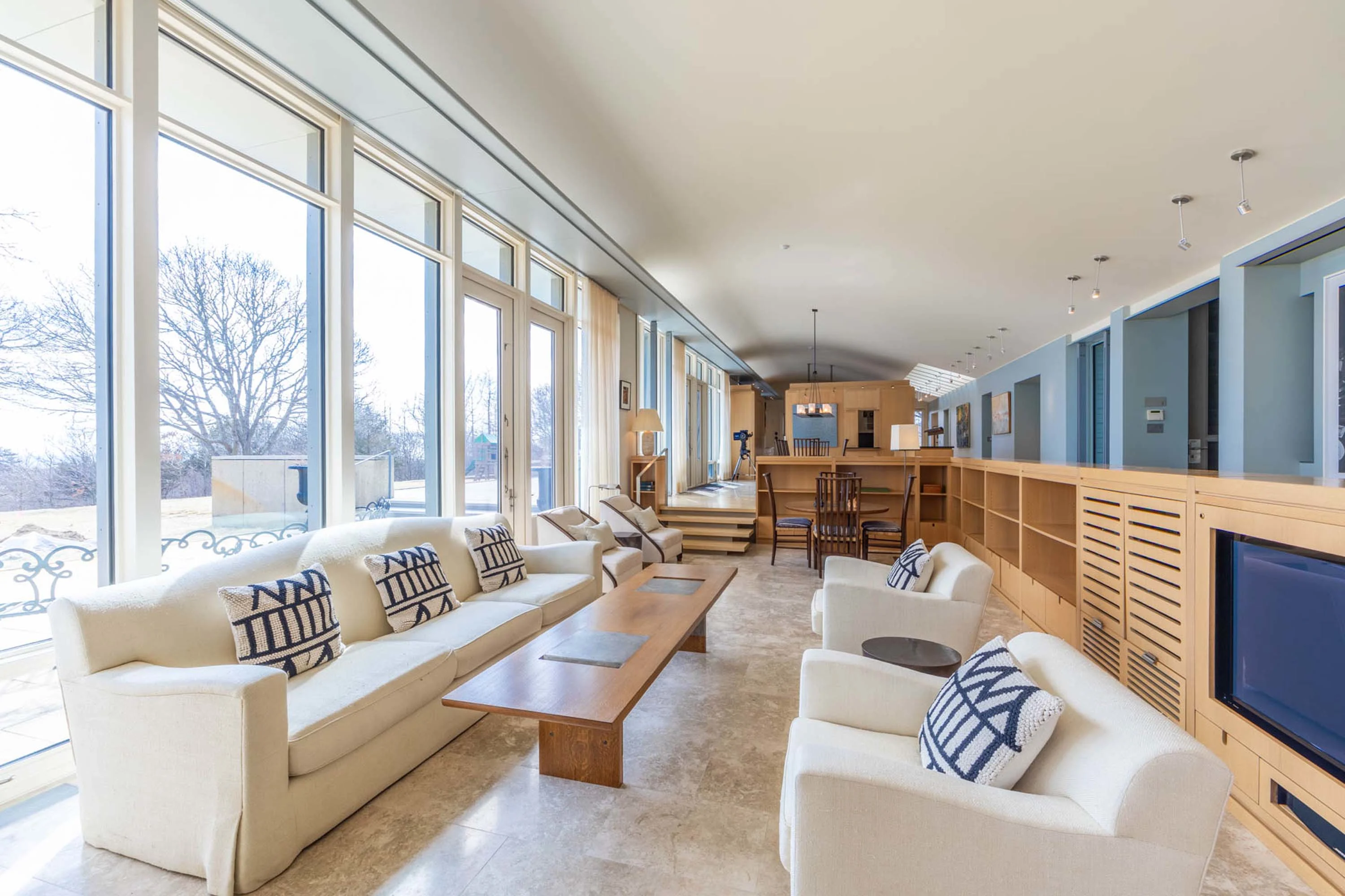 Chilmark House | 8 Snail Road, Chilmark, Martha's Vineyard, Massachusetts 02535 - 15_-_Living_room_4_jpnjgv
