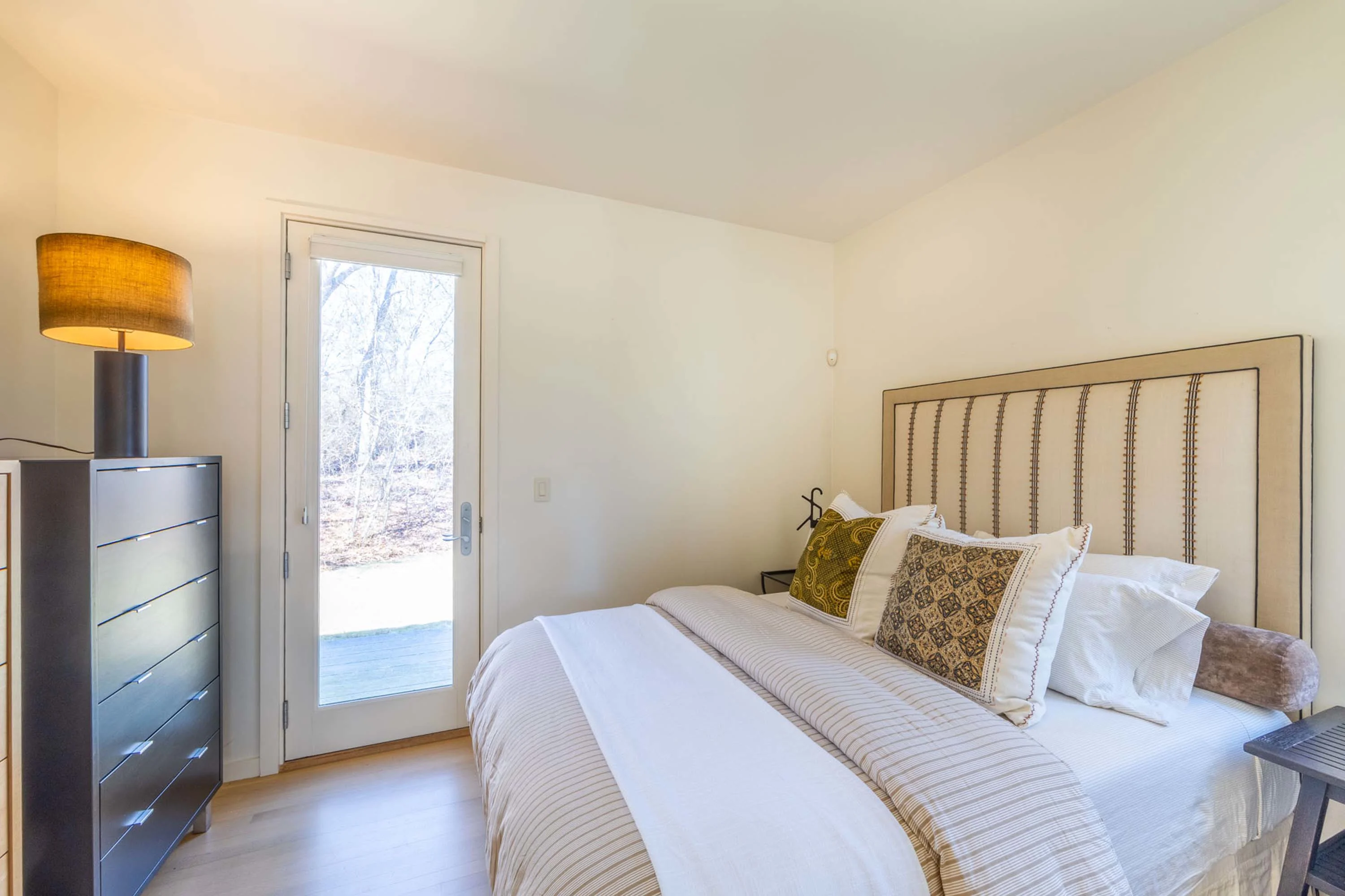Chilmark House | 8 Snail Road, Chilmark, Martha's Vineyard, Massachusetts 02535 - 47_-_Guest_House_bedroom_luhjpo