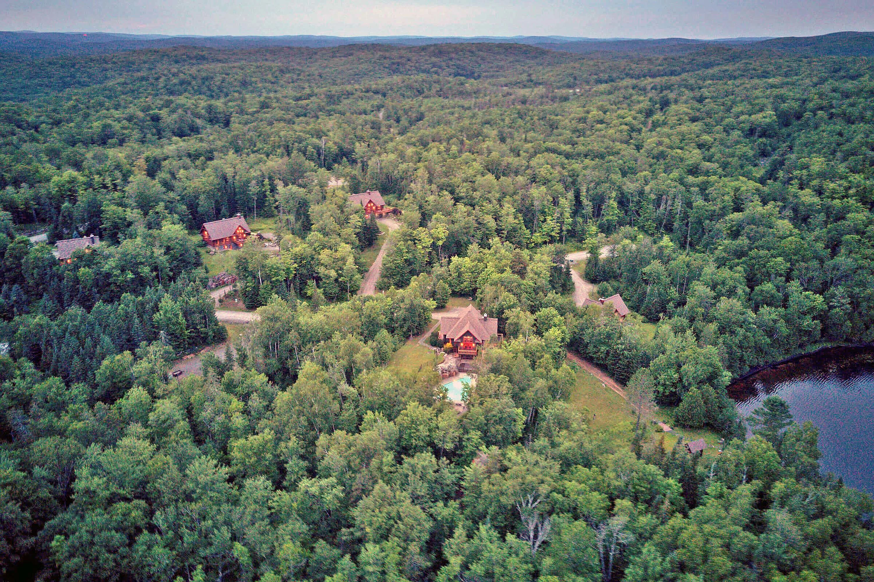 10 Chemin du Lac-Cache, Near Mont-Tremblant, Quebec J0T 1R0, Canada - 1-16-chemin-du-lac-cache-la-macaza-quebec02_pvnxip