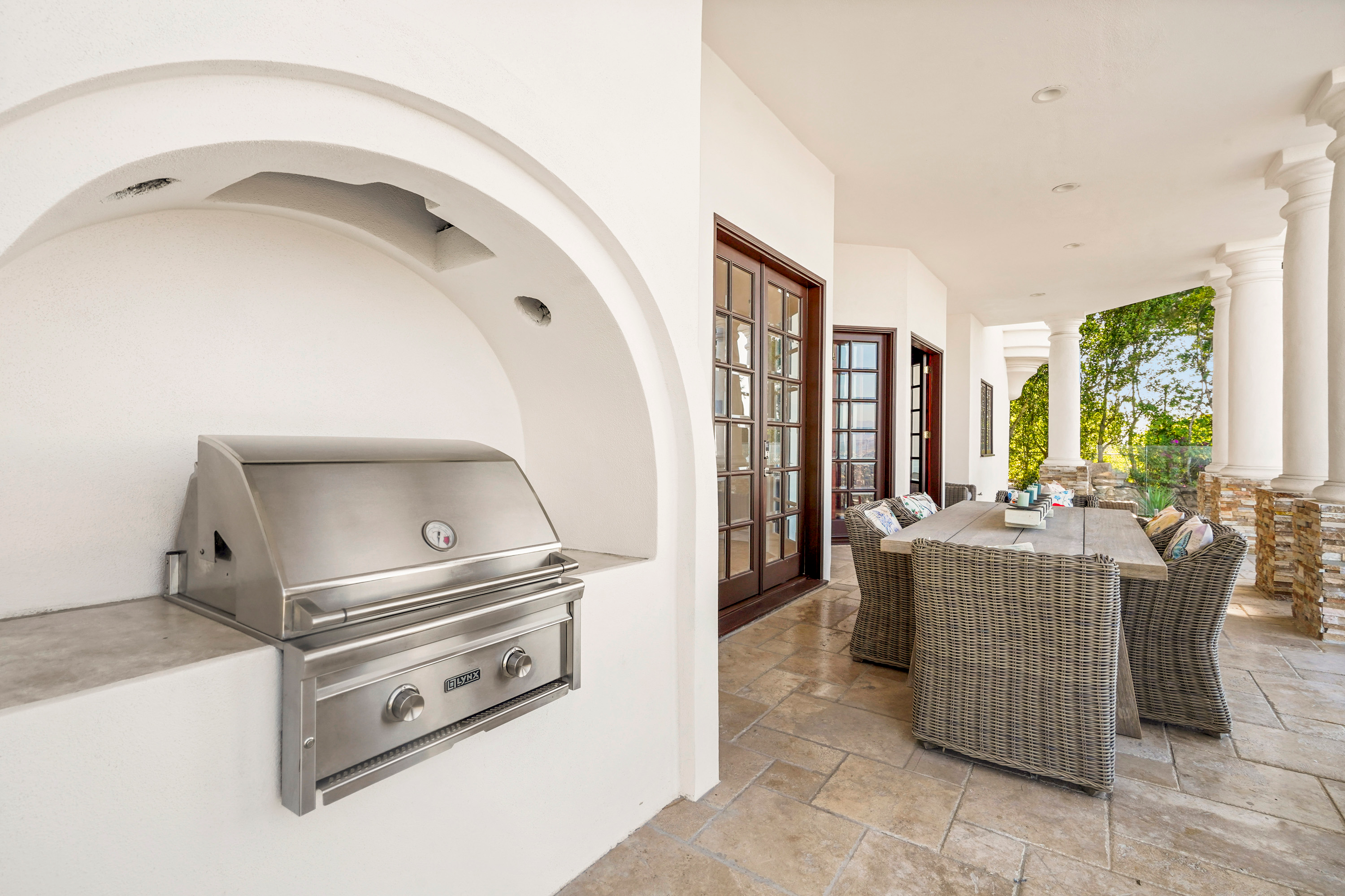 14 13320 Mulholland Drive - Luxury Real Estate - Concierge Auctions