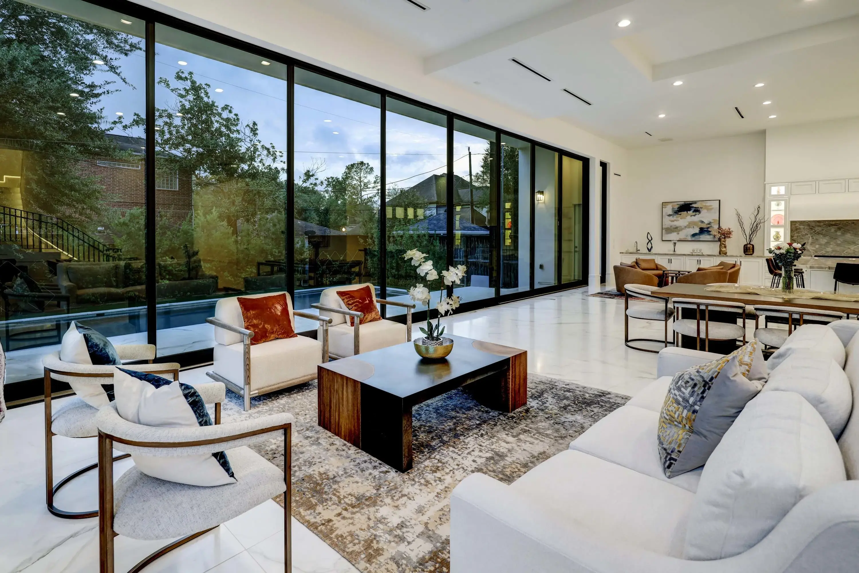 In Houston’s exclusive Rice University/Rice Village area, this architectural gem offers luxury living across three pristine levels. 