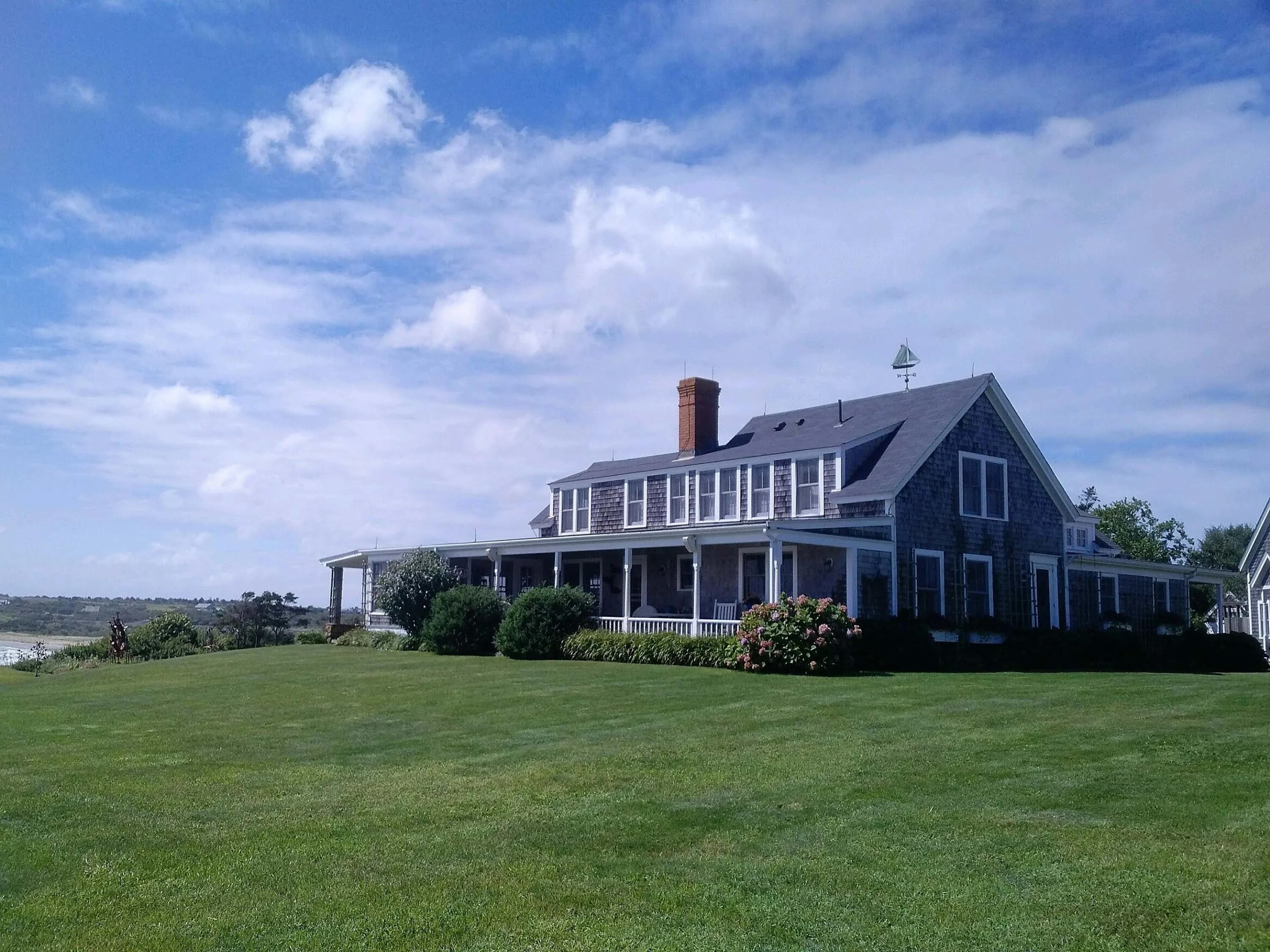 22 Quitsa Lane, Martha's Vineyard, Massachusetts 02535 - 22-quitsa-lane-chilmark-massachusetts01_zy8c7u