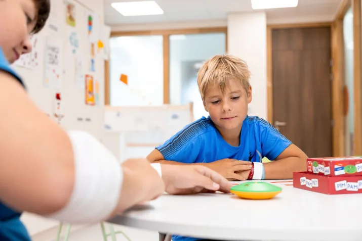 Des enfants jouent dans la salle de jeux du département des maladies pédiatriques du campus de Rumbeke 