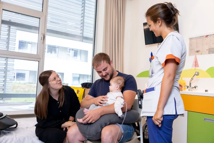 Parents dans la chambre avec leur bébé au service de pédiatrie, campus de Rumbeke.