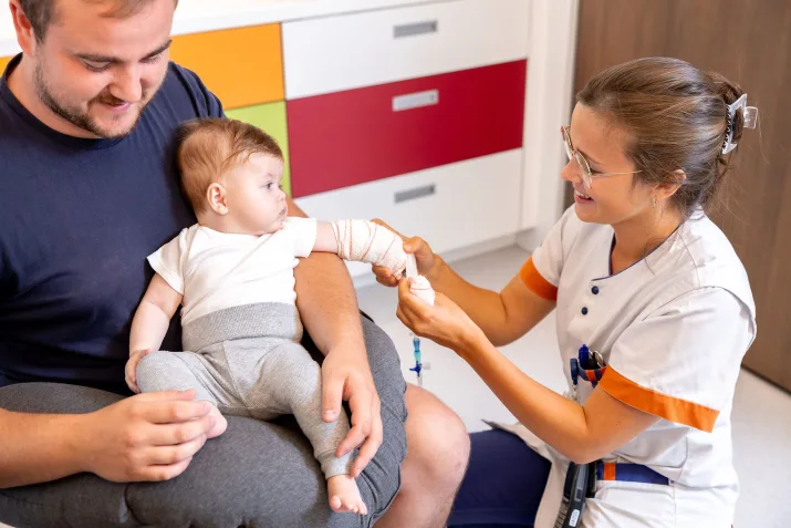 Verpleegkundige en baby in interactie afdeling kinderziekten campus Rumbeke 