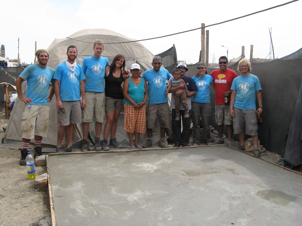 Kristina with a volunteer team in Pisco