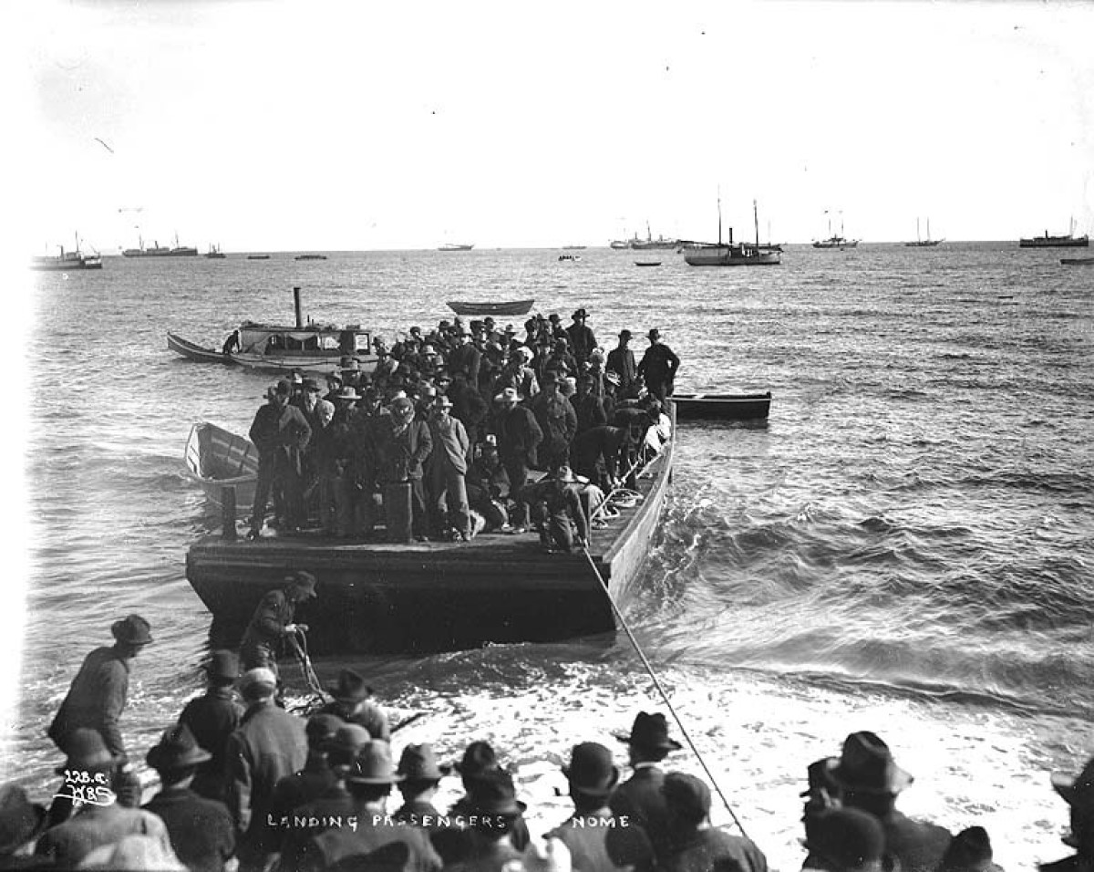 4-Nome-Alaska-Passengers-disembark-from-scow-on-the-beach-1900