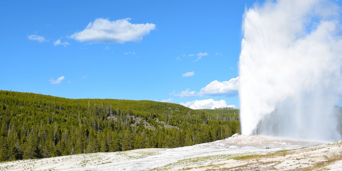 Old Faithful in Yellowstone National Park, Wyoming, USA