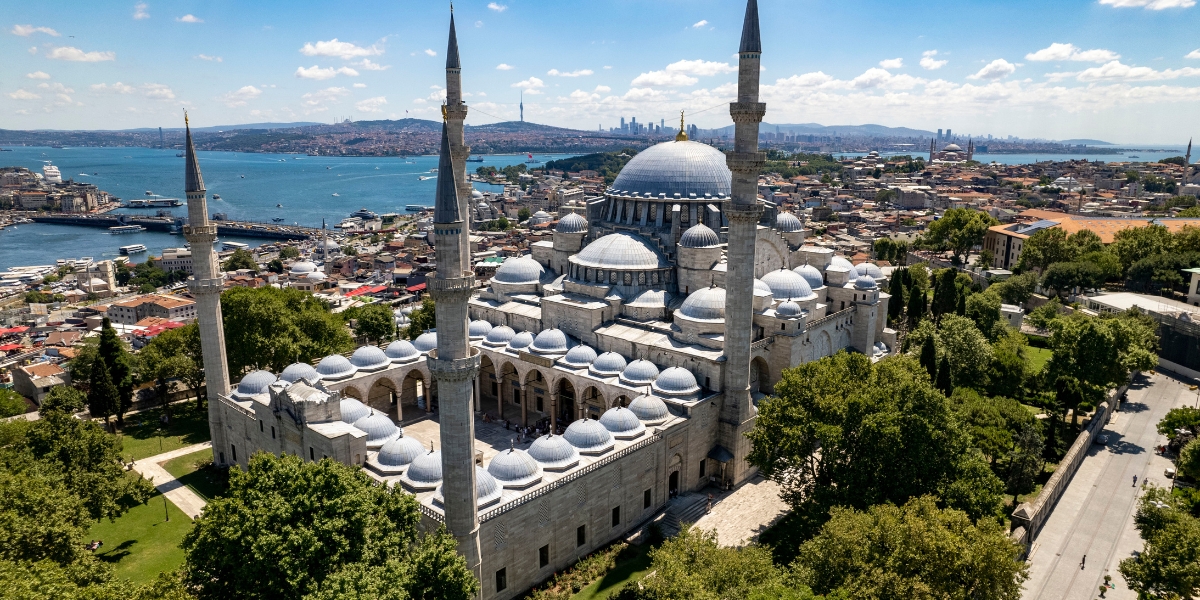 Aerial view of Süleymaniye Mosque or Suleiman Mosque in Istanbul, Turkey
