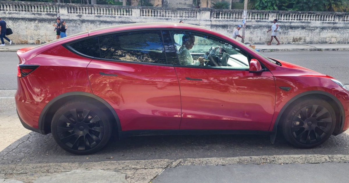 Auto Tesla de paseo por El Vedado habanero