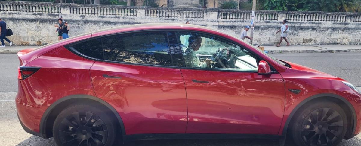 Auto Tesla de paseo por El Vedado habanero