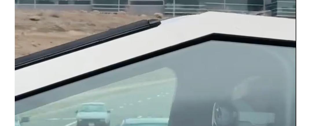 Tesla Cybertruck driver wearing Apple Vision Pro: US government reacts to reckless behaviour