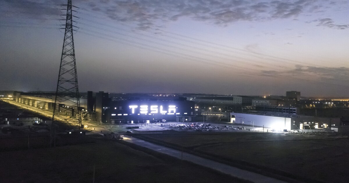 Tesla robot attacked an engineer and left a trail of blood: Report