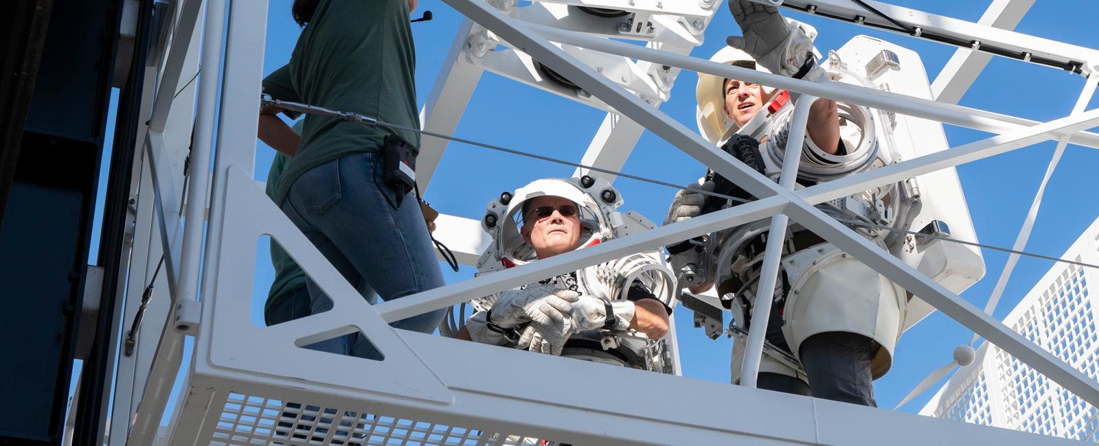 NASA Astronauts Test SpaceX Elevator Concept for Artemis Lunar Lander - NASA