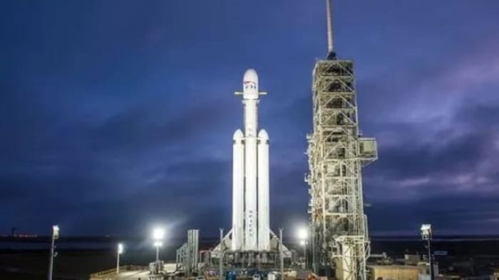 SpaceX pushes back Falcon Heavy launch to April 26