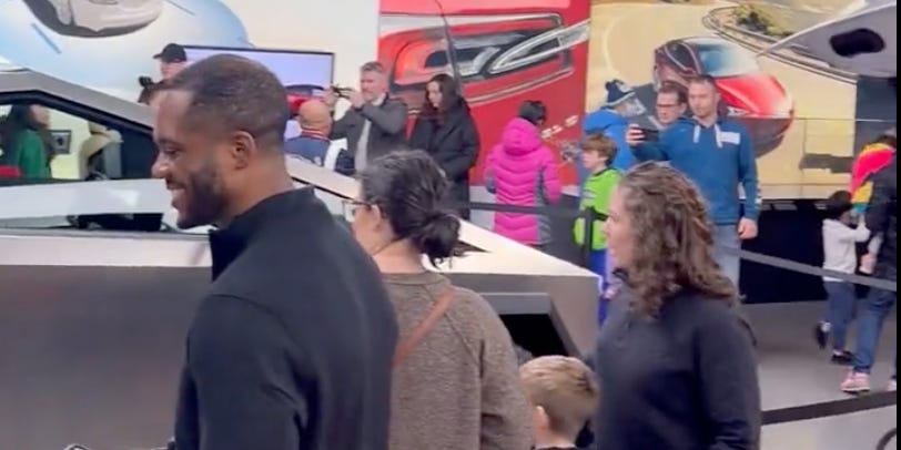 Tesla Fans Line up to Glimpse Cybertruck