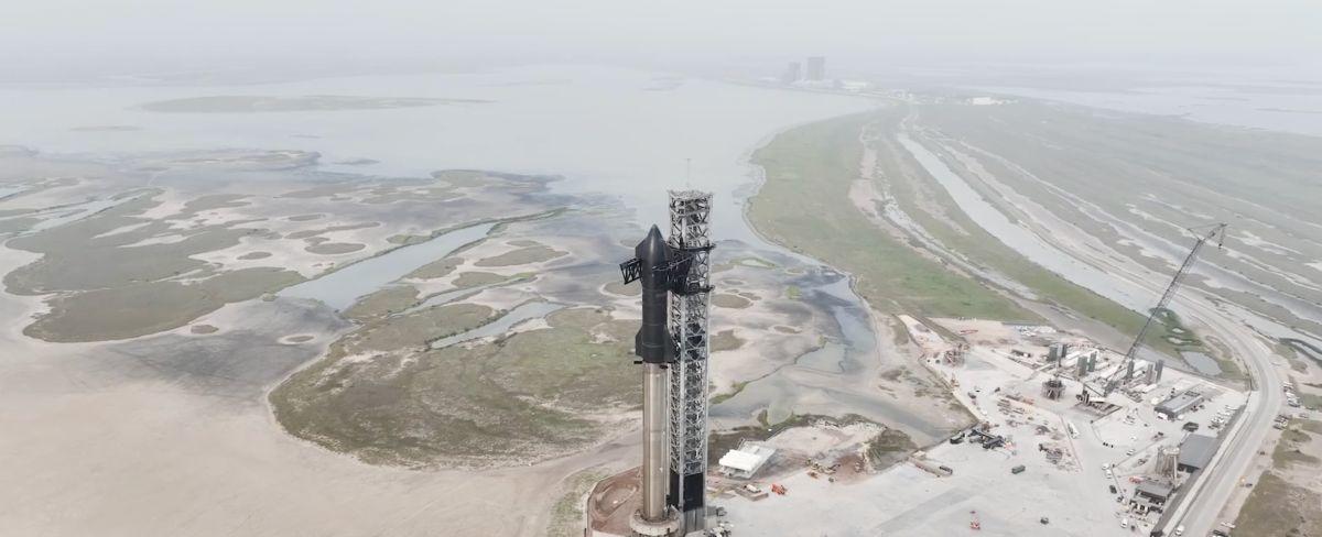 SpaceX stacks huge Starship vehicle ahead of orbital test flight (video)