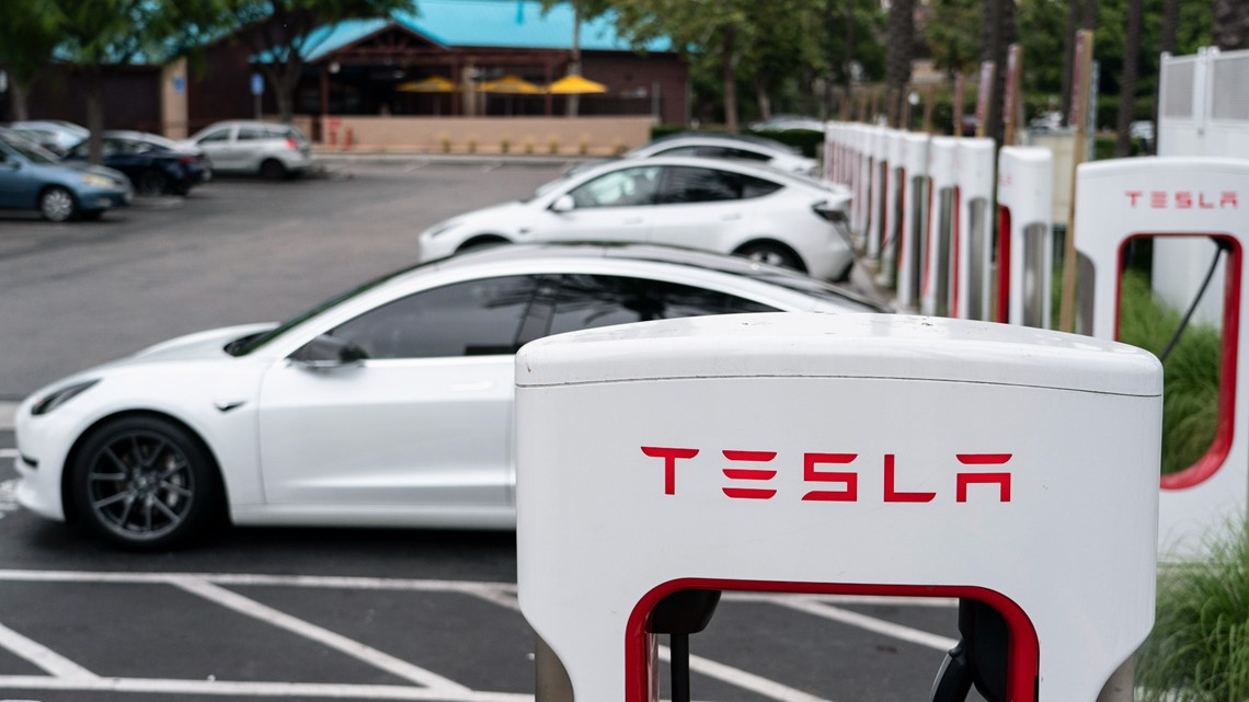 White House backs effort to standardize Tesla EV charging plugs