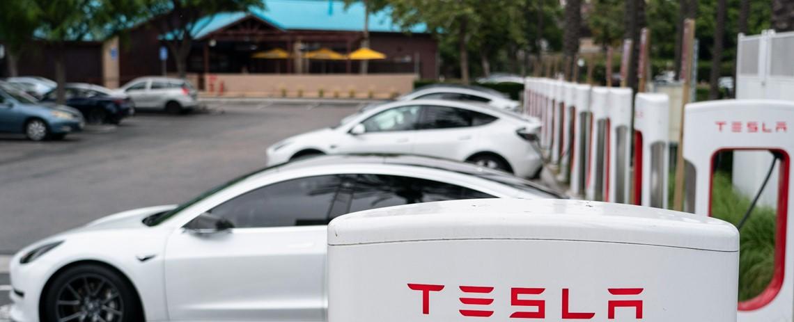 White House backs effort to standardize Tesla EV charging plugs