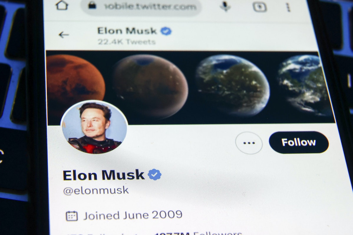 Elon Musk Reveals He’s ‘Personally’ Paying For 3 Celebs To Keep Their Blue Checks On Twitter 