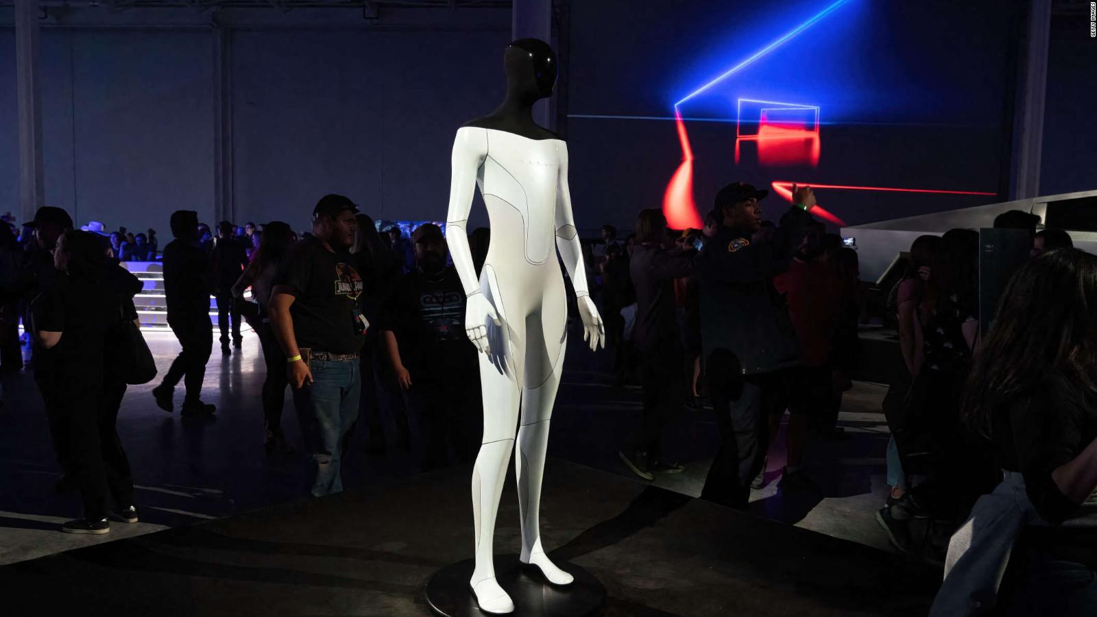 Los robots humanoides "Optimus" recorren las instalaciones de Tesla | Video | CNN