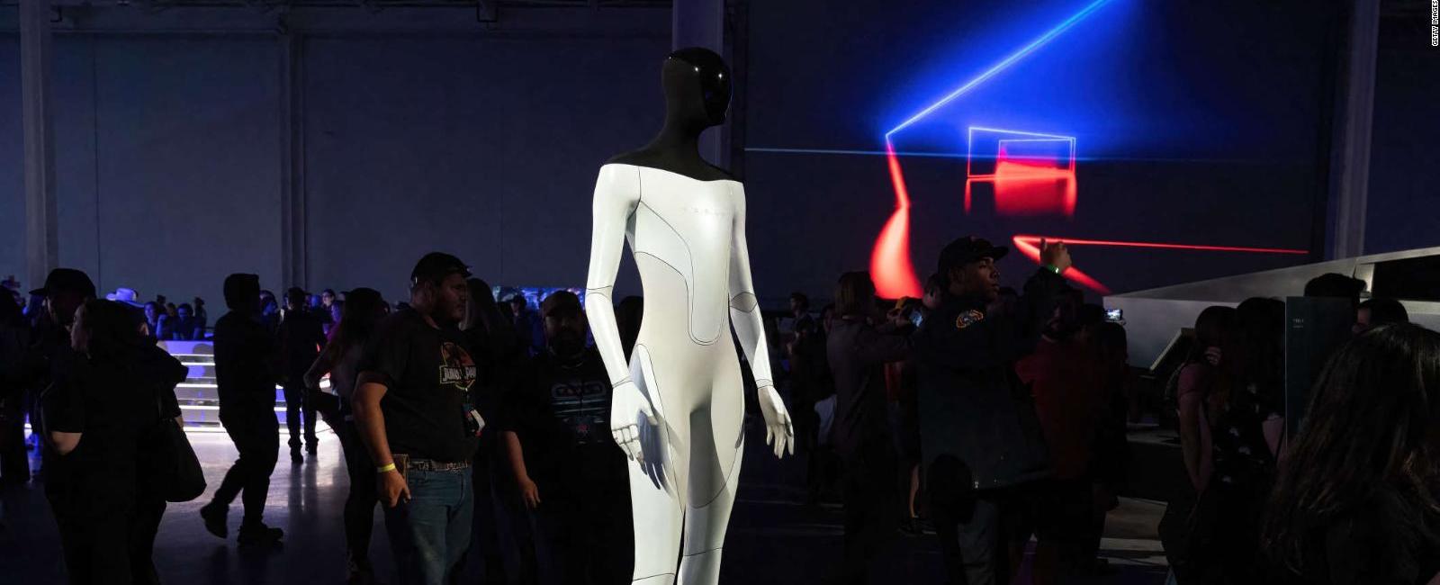 Los robots humanoides "Optimus" recorren las instalaciones de Tesla | Video | CNN