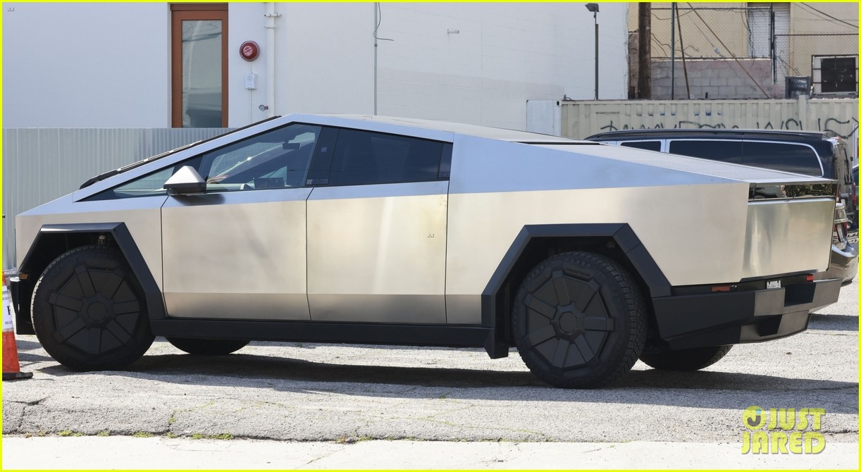 J Balvin Gives Hist Honest Review of Tesla Cybertruck, Expresses His Concerns While Driving the Futuristic Car: Photo 5021176