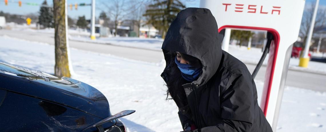 Tesla drivers stranded as batteries drain in subzero temps