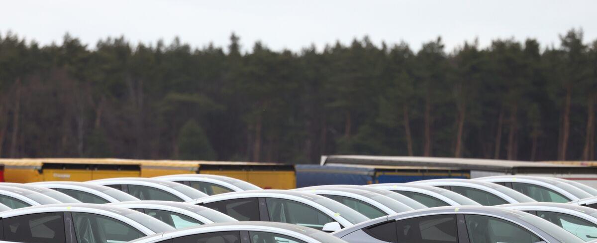 Tesla Slashes Prices of Key Models Again Ahead of Earnings