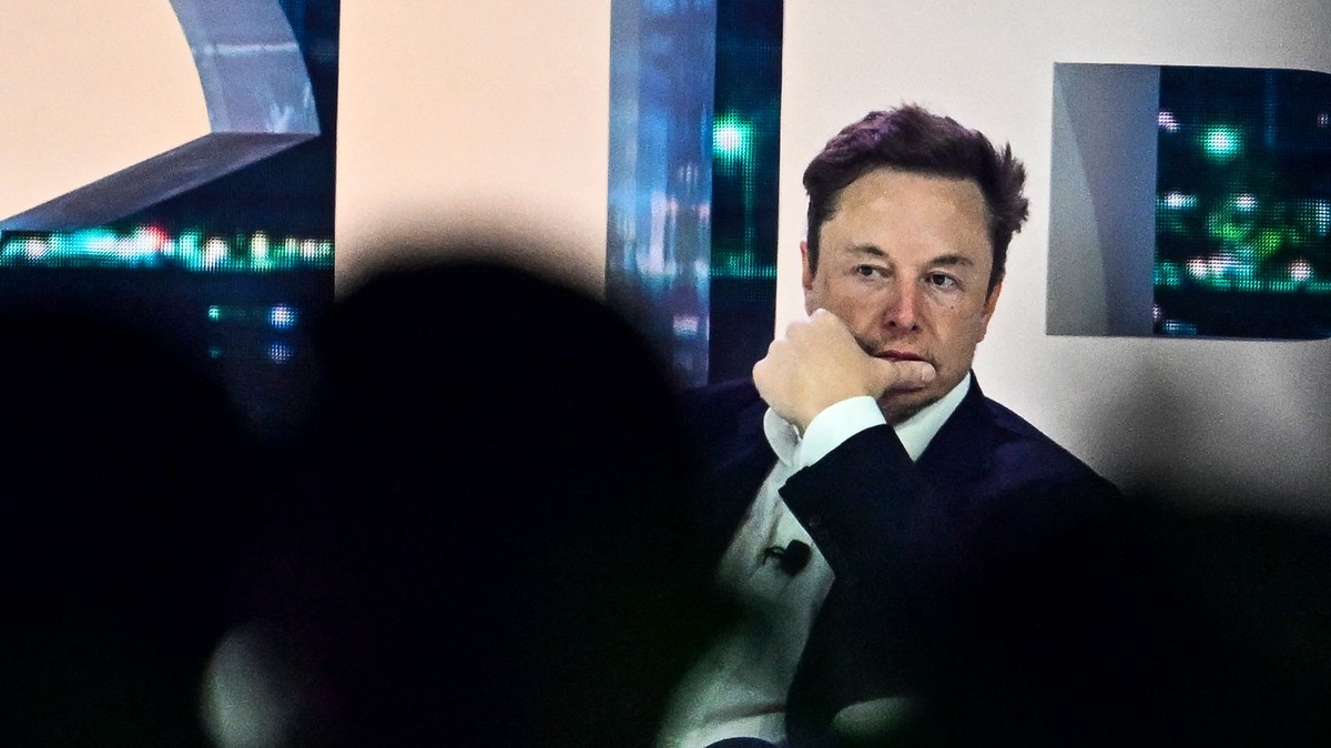 Emails Show SpaceX Bungled Elon Musk's Private Jet Privacy