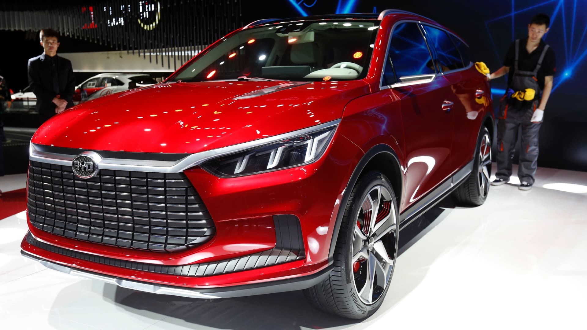 Tesla vs. BYD: Here's why one fund manager prefers the Buffett-backed automaker