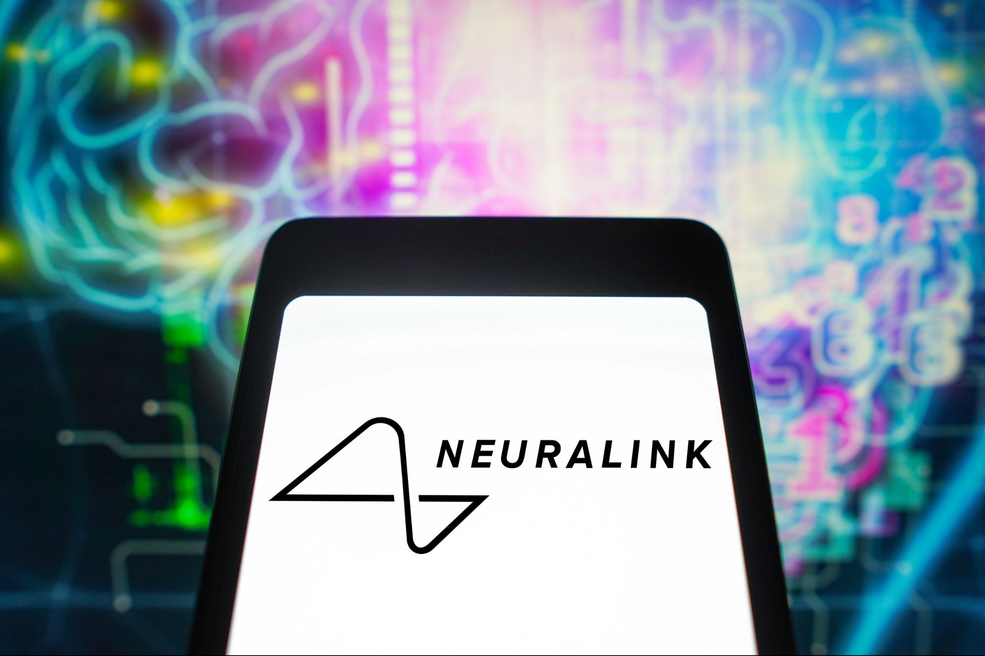 Elon Musk asegura que su chip de Neuralink ya le permite a un hombre controlar una computadora con la mente