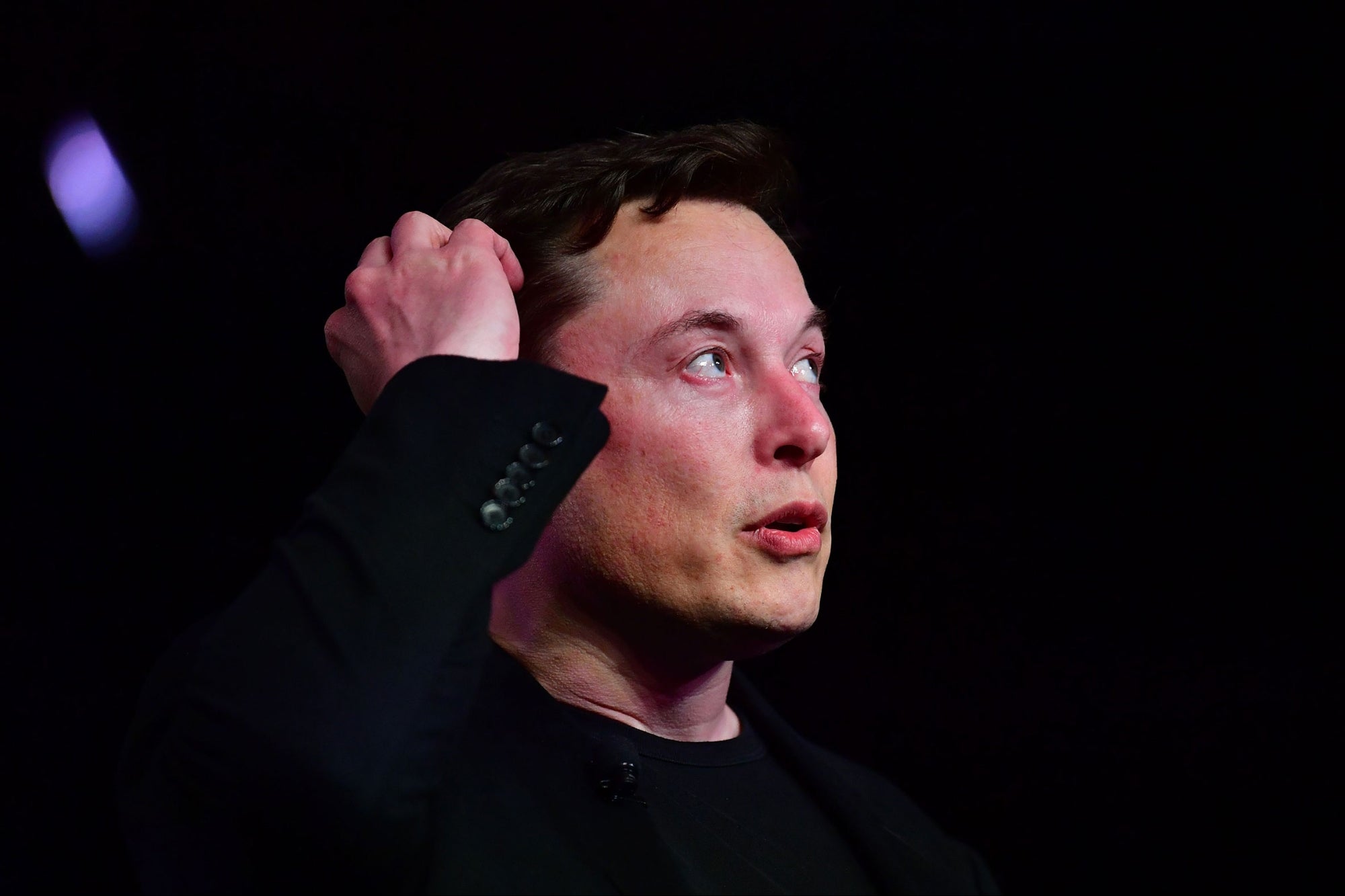 Elon Musk aumenta el salario de ingenieros en IA de Tesla para evitar la fuga hacia OpenAI | Entrepreneur