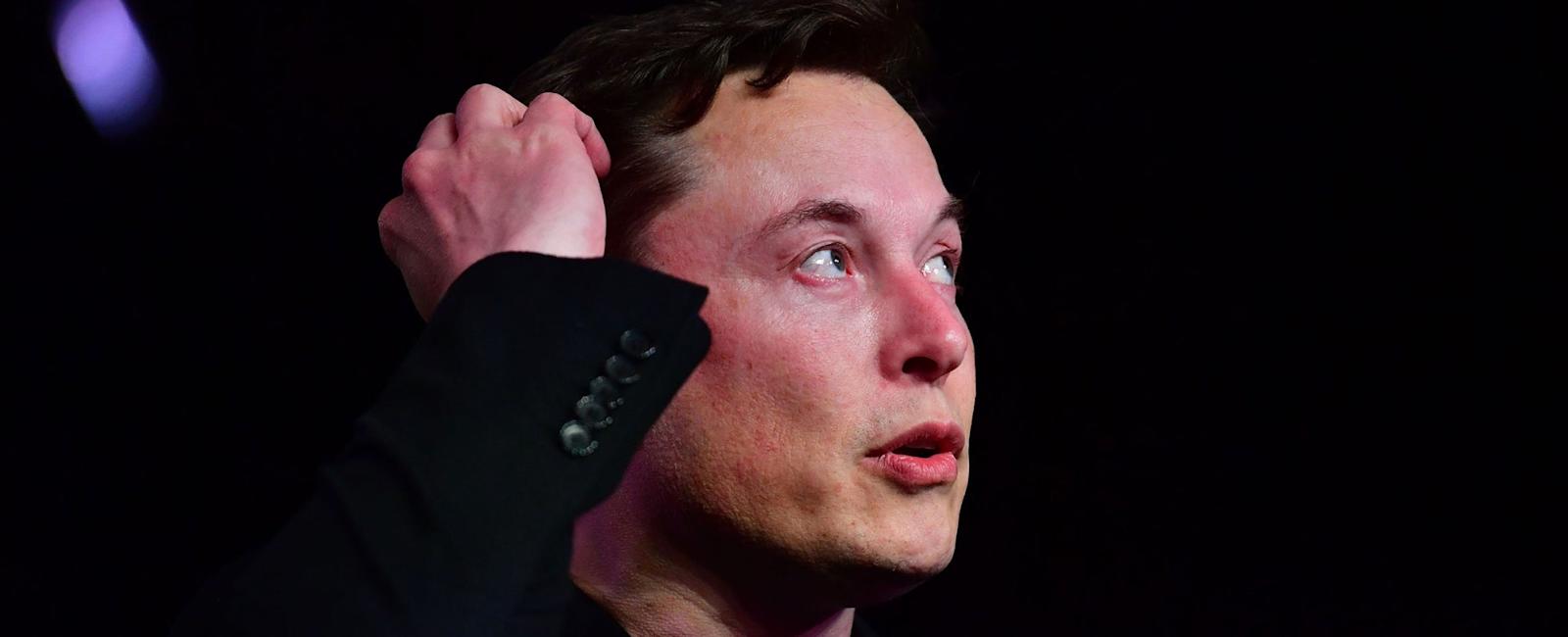 Elon Musk aumenta el salario de ingenieros en IA de Tesla para evitar la fuga hacia OpenAI | Entrepreneur