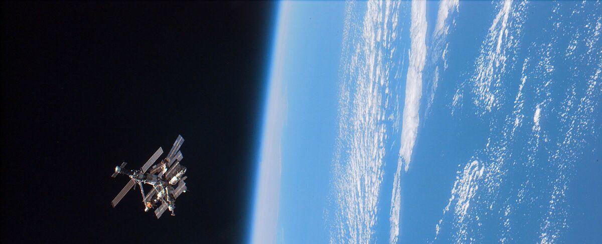 SpaceX, T-Mobile and AT&T Fight Over Market for Satellite-Enabled Phone Calls