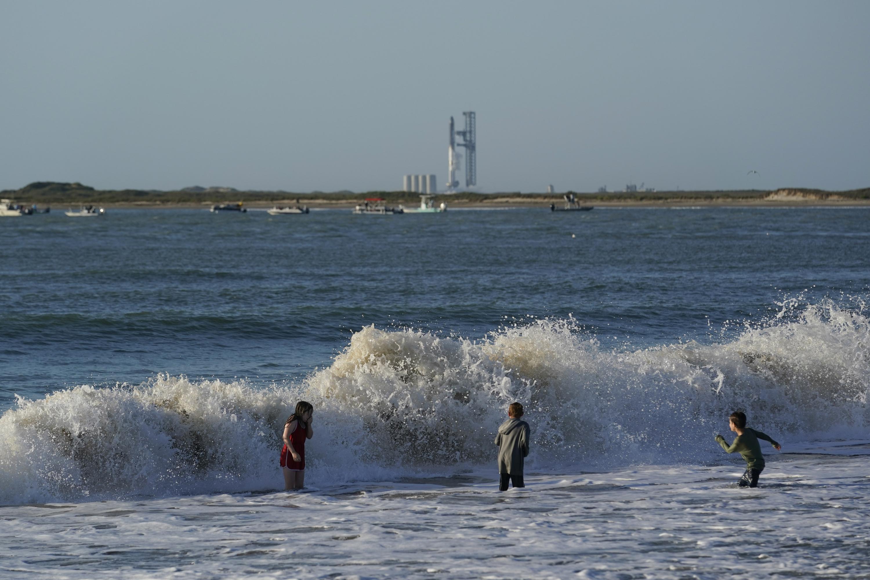 SpaceX calls off 1st launch attempt of giant rocket in Texas