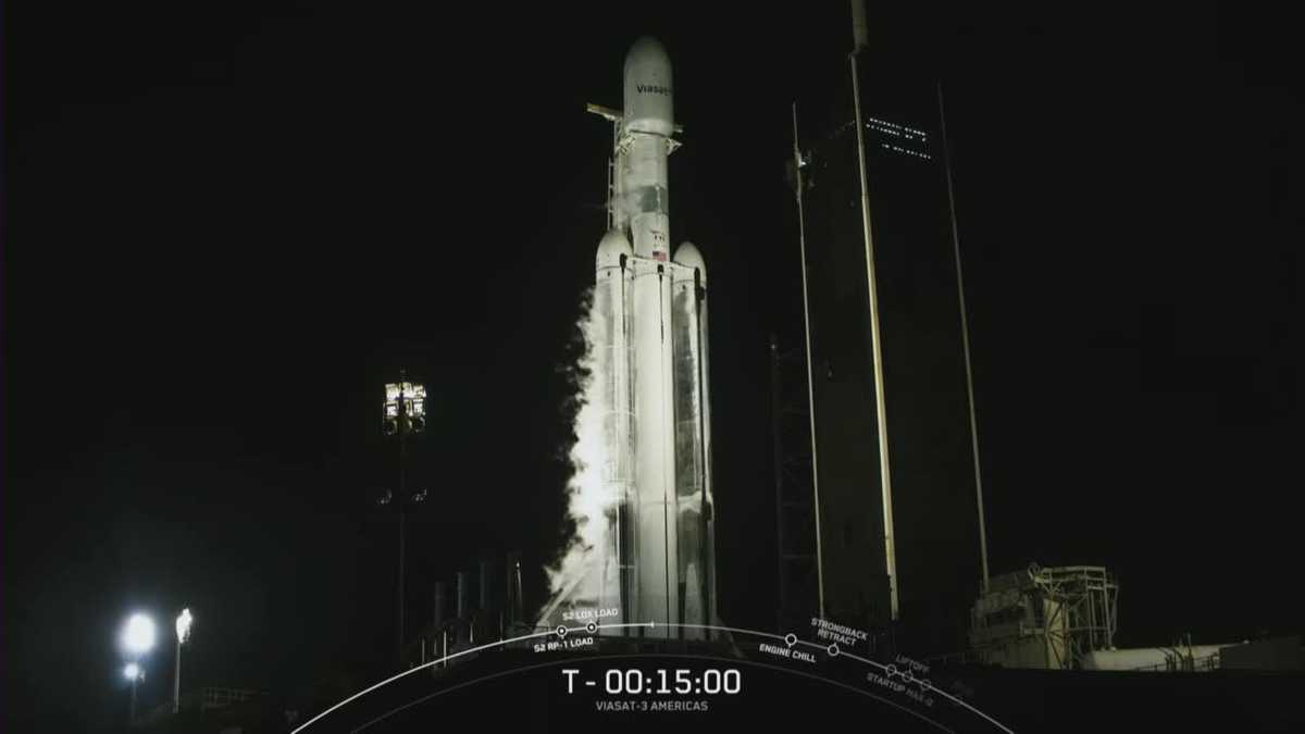 SpaceX scrubs Falcon Heavy launch