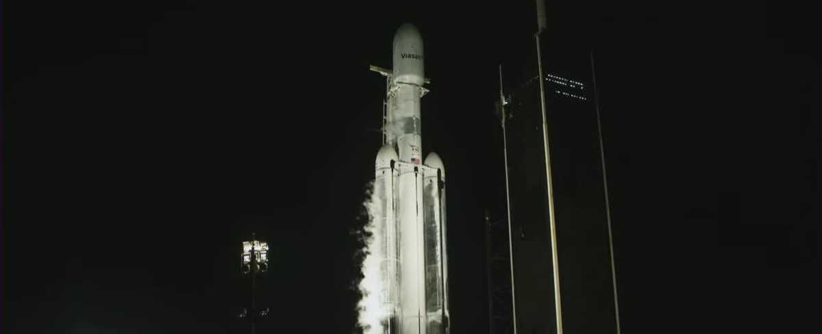 SpaceX scrubs Falcon Heavy launch