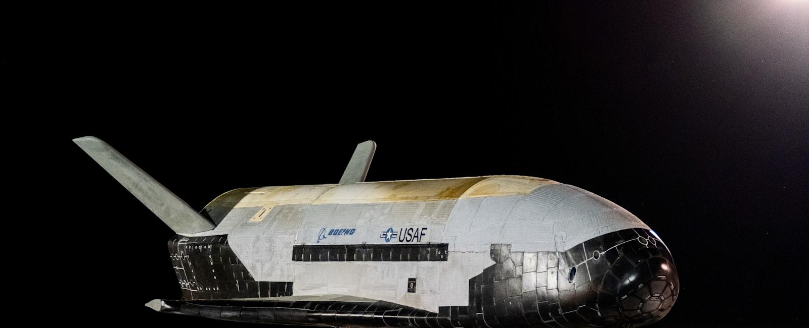 SUA au lansat în spațiu avionul secret X-37B, într-o misiune care va dura câțiva ani. Spre deosebire de precedentele șase misiuni, va fi plasat acum la o distanță mult mai mare de Pâmânt, cu ajutorul rachetei SpaceX Falcon Heavy.