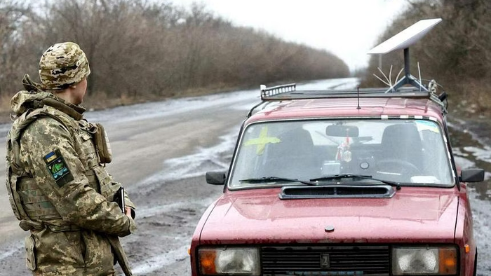 SpaceX Gets Pentagon Ukraine Starlink Contract