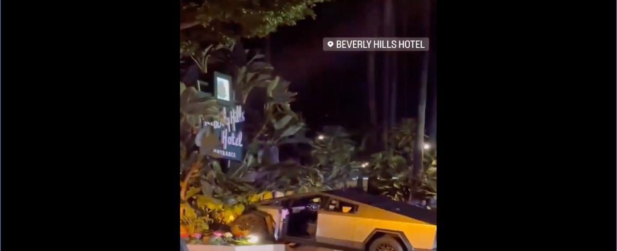 Copia de un Cybertruck Tesla se estrelló contra el rótulo del hotel de Beverly Hills