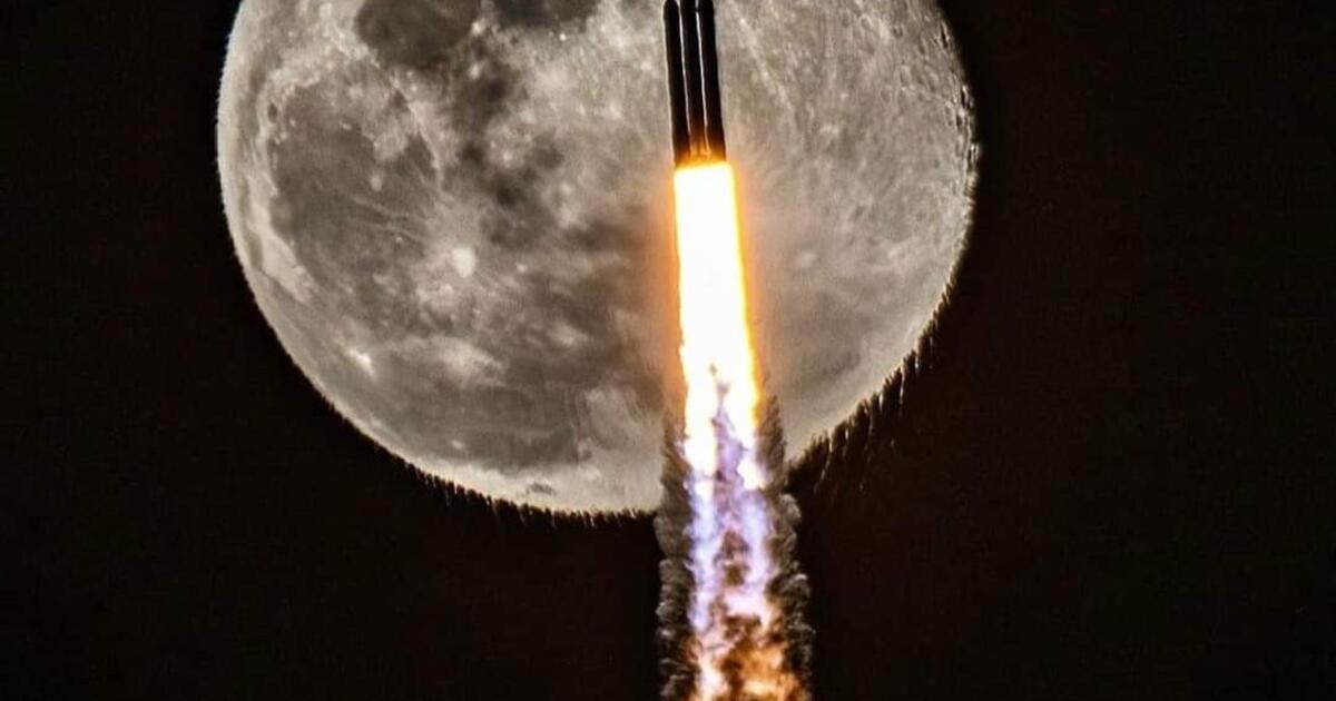 Edited to add *not my photo Shot of last nights' SpaceX Falcon Heavy launch...