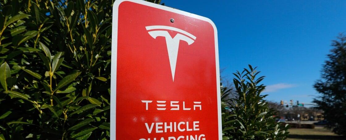 Tesla Owner Calls Police on Rivian Driver Using Supercharger