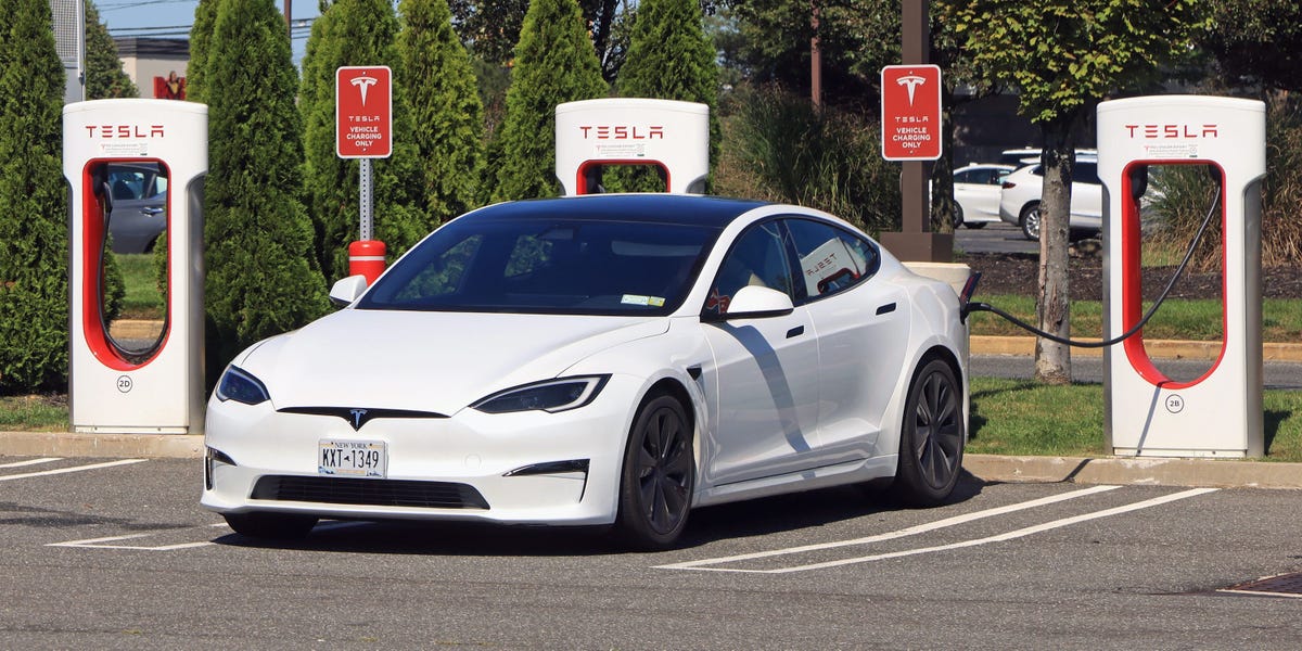 Tesla Offers Free Supercharging, Discounts to Sell Cars More by June 30